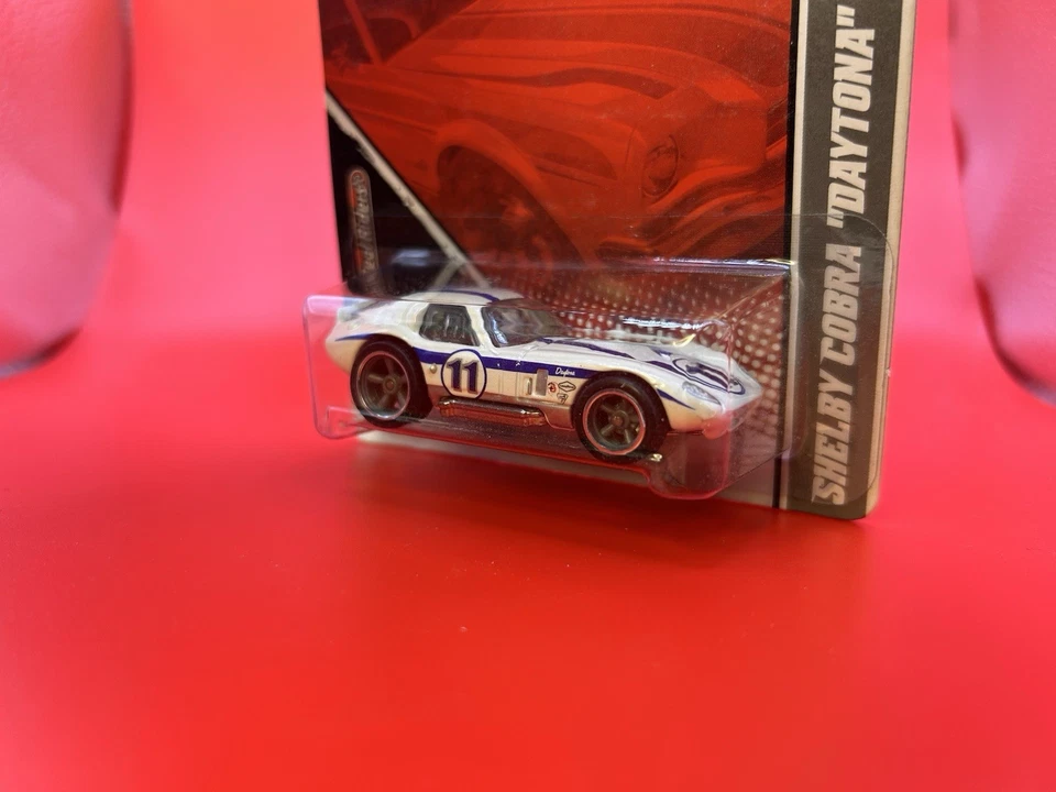 Hot Wheels Garage 2011, pilotos reales, blanco Shelby Cobra "Daytona Coupe", 8/20 Foto 2 de 4