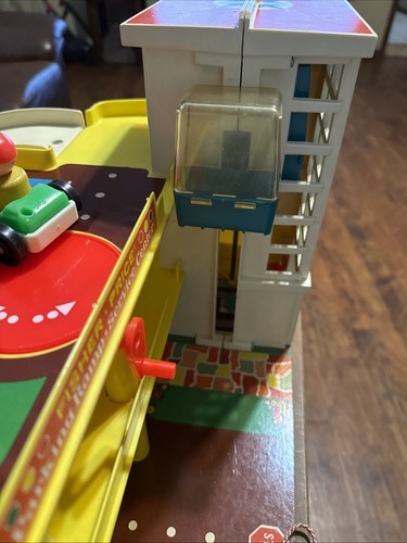 VtG 1970 Fisher Price Play Family Little People Action Garage #930 Cars & People - Picture 14 of 23