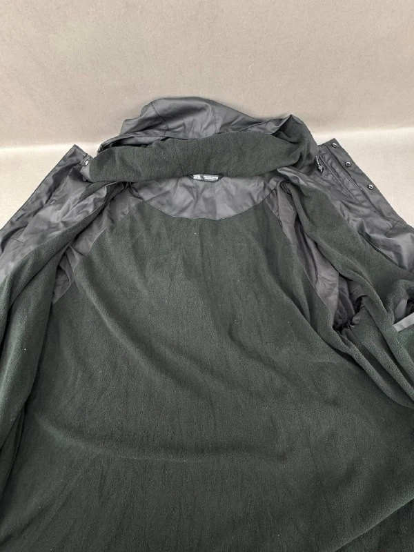 Abrigo de lluvia negro con capucha talla XL de Zara para hombre Foto 3 de 4