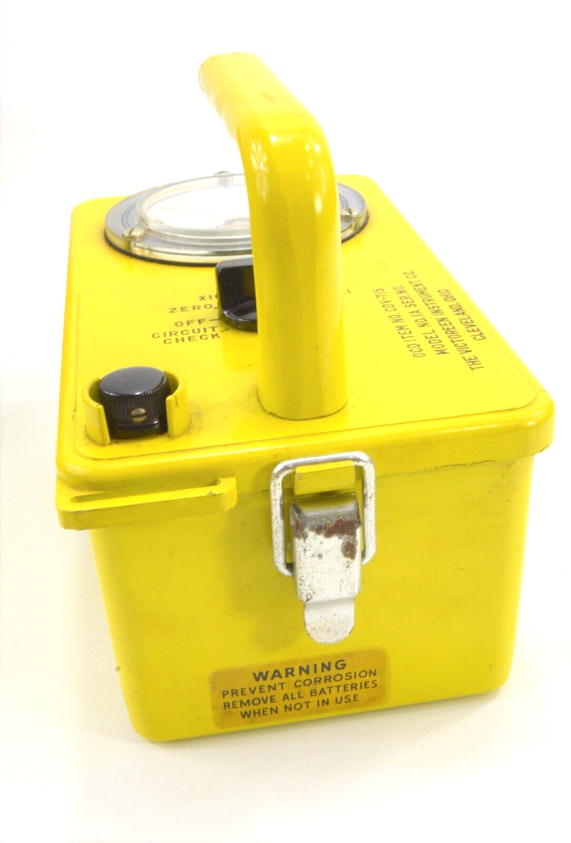 1962 Radiological Survey Meter CD-V-715 Victoreen Instr. Co 
