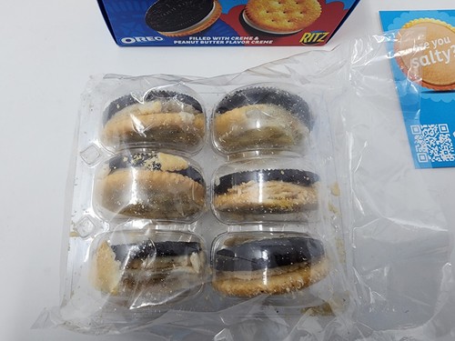 ¡Galletas Ritz x Oreo Edición Limitada! Raro 1/1000 (daño en galletas, ver fotos) - Imagen 4 de 13