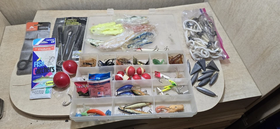 Gran Lote de Aparejos de Pesca - Señuelos, Plásticos Blandos, Bobbers, Sinkers, Plataformas Sabiki, Foto 2 de 4