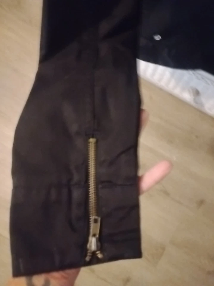 Chaqueta Volcom Talla Pequeña Negra Cuello Alto con Botones a Presión y Mangas con Cremallera Usada en Excelente Condición Foto 3 de 4