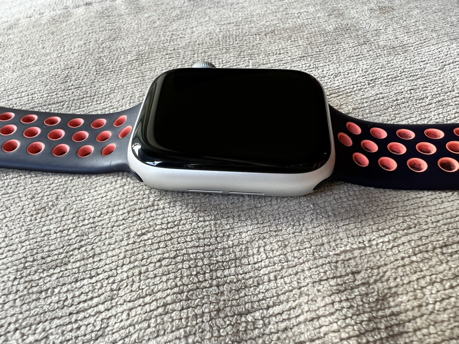 Apple Watch SE 44mm Silver Aluminum Case with Nike Sport Band Apple Watch SE 44mm Silver Aluminum Case with Nike Sport Band