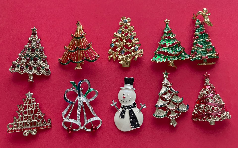 VINTAGE CHRISTMAS TREE BROOCH PIN LOT 12 BOOK PIECES GERRYS PAKULA AJC