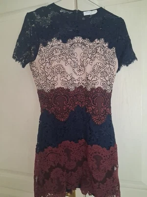 Sandro robe moulante courte dentelle bleu marine/bordeaux T1 manches courtes - Photo 1/4