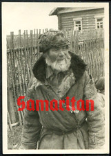 I11/5 WW2 ORIGINAL GERMAN PHOTO OF SOVIET OLD PEASENT WEARING TATTERED COAT