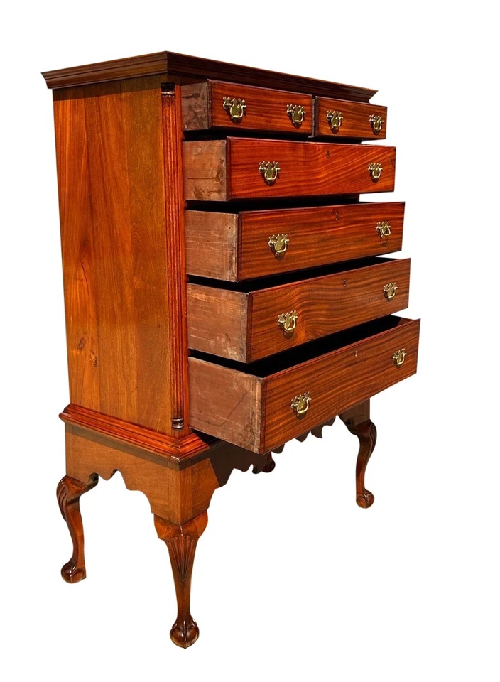 ANTIGUO COFRE DE CAOBA ESTILO REINA ANNE EN MARCO - PATAS DE BOLA Y GARRA TALLADAS CONCHA Foto 4 de 4