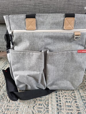 Skip Hop Wickeltasche mit Wickelmatte grau