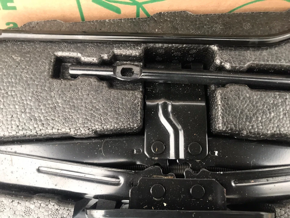 2007-2009 Hyundai Santa Fe Spare Tire Jack Tool Kit OEM - Image 2 of 4