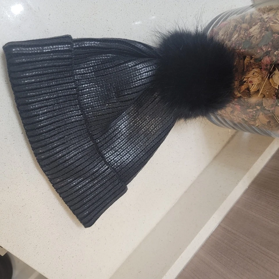 Gorro metálico de piel de zorro Adrienne Landau Foto 3 de 4