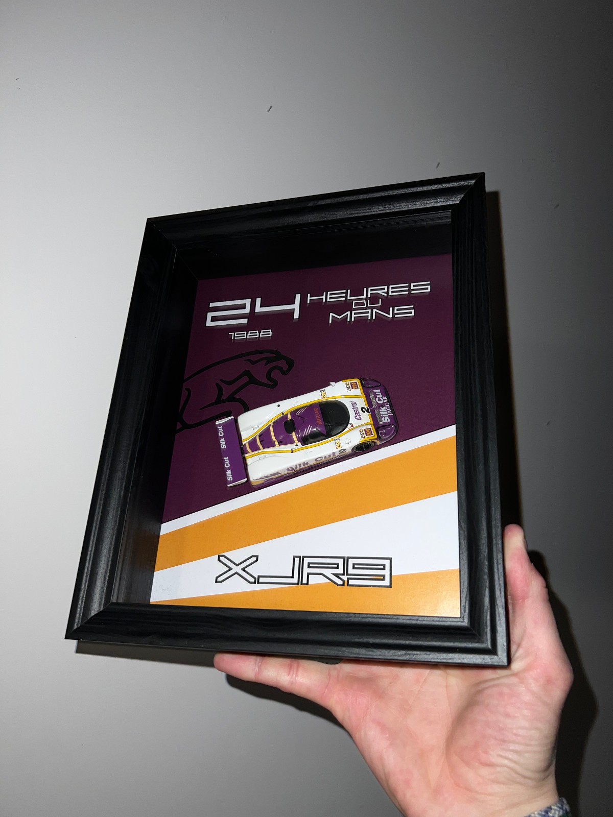 Cadre voiture Jaguar XJR-9 miniature 1/43 deco garage pour passionne circuit Mans