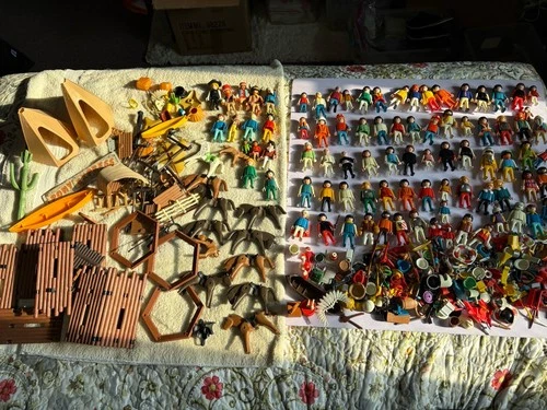 Vintage Playmobil Geobra Lot Of Figures And Weapons And Accessories ~ READ DESC