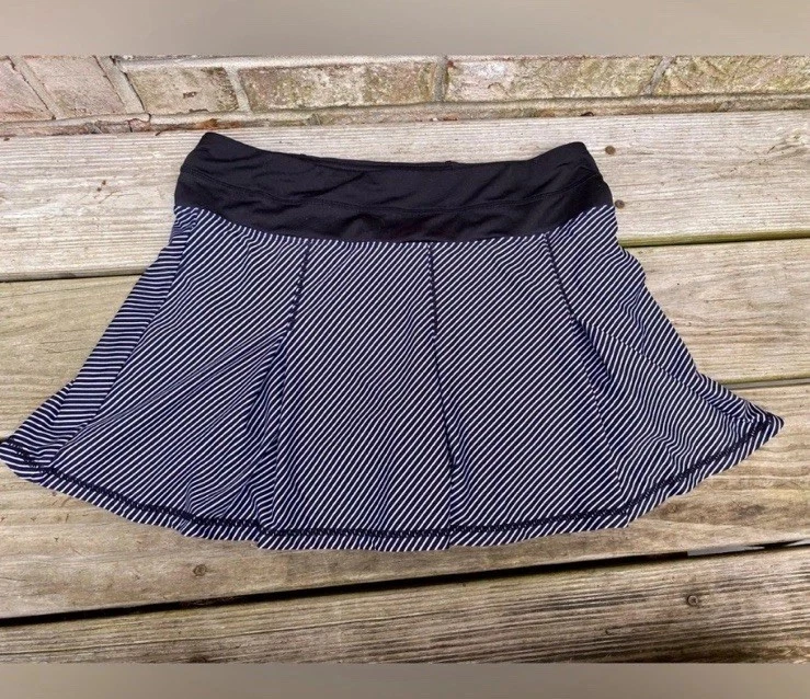 Mini falda plisada Kyodan a rayas blancas y negras para mujer talla mediana Foto 2 de 4