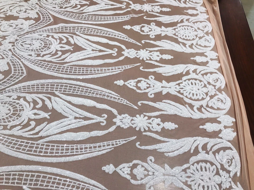 DESIGN DE LANTEJOULAS DE DAMASCO GRANDE BRANCO EM MALHA ELÁSTICA DE 4 VIAS NUDE POR JARDA. - Imagem 4 de 4