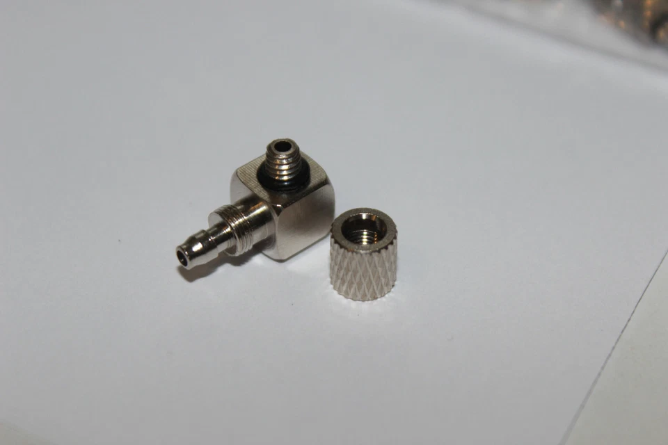 M5 90° Anschlussnippel abgewinkelt + Überwurfmutter 4 mm Schlauch RC Bagger  - Bild 2 von 2