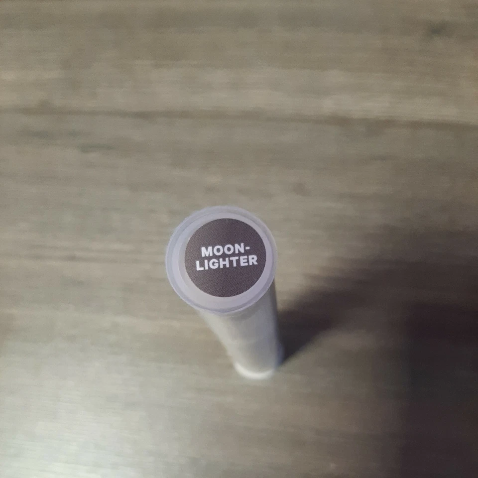 Milk Makeup Shadow Liner MOON LIGHTER - Image 3 of 4