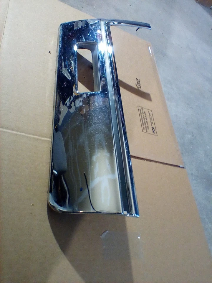 Lincoln Continental Mark IV 1972-73 guardabarros izquierdo basculante moldura inferior OEM Foto 2 de 4