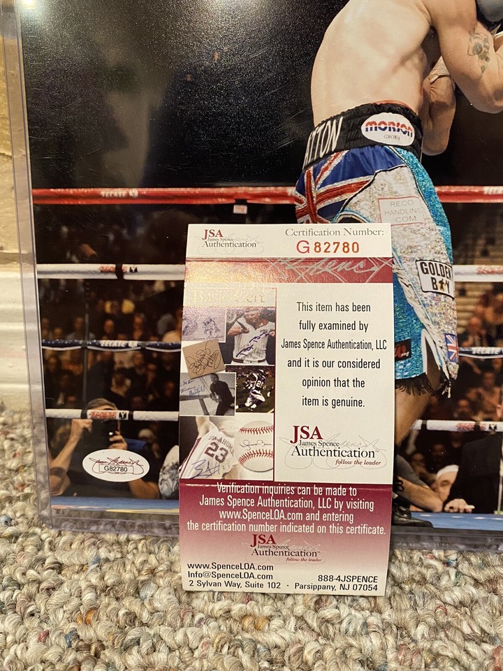 Gant de boxe TMT signé par Floyd Mayweather et sous vitrine | LCS