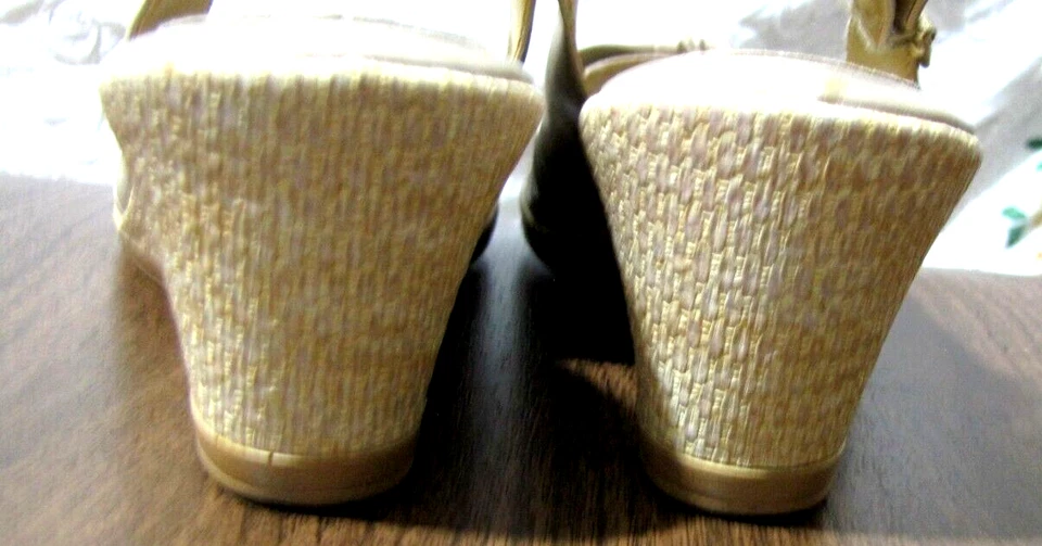 Soft Spots 米色皮革偷窥拖背凉鞋楔形鞋跟女式 8.5 米 — 第 4/4 张图片