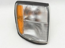 1998 - 2002 Isuzu Trooper Passenger Side Front Turn Signal Marker Light Oem