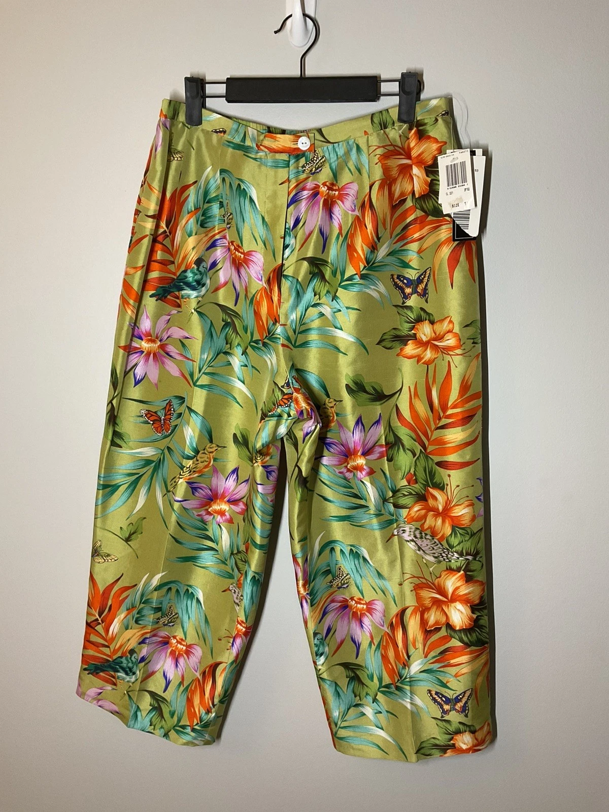 NWT Silk Collection Harvé Benard 100% Silk Capri Pants Floral Butterflies Sz 12
Opens in a new windo