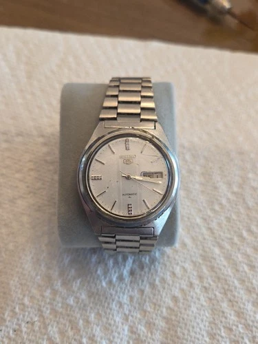 ⌚️VINTAGE SEIKO 5 AUTOMATIC WHITE DIAL 7009-8750 USA Seller KEEPS TIME GREAT! 👀