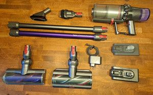 Dyson V11 Absolute Komplett gereinigt (innen & außen) mit neuem Akku und Zubehör