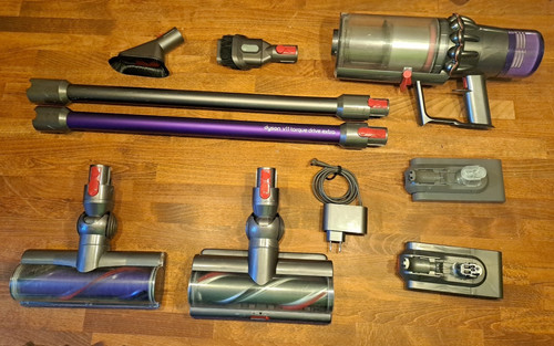 Dyson V11 Absolute Komplett gereinigt (innen & außen) mit neuem Akku und Zubehör