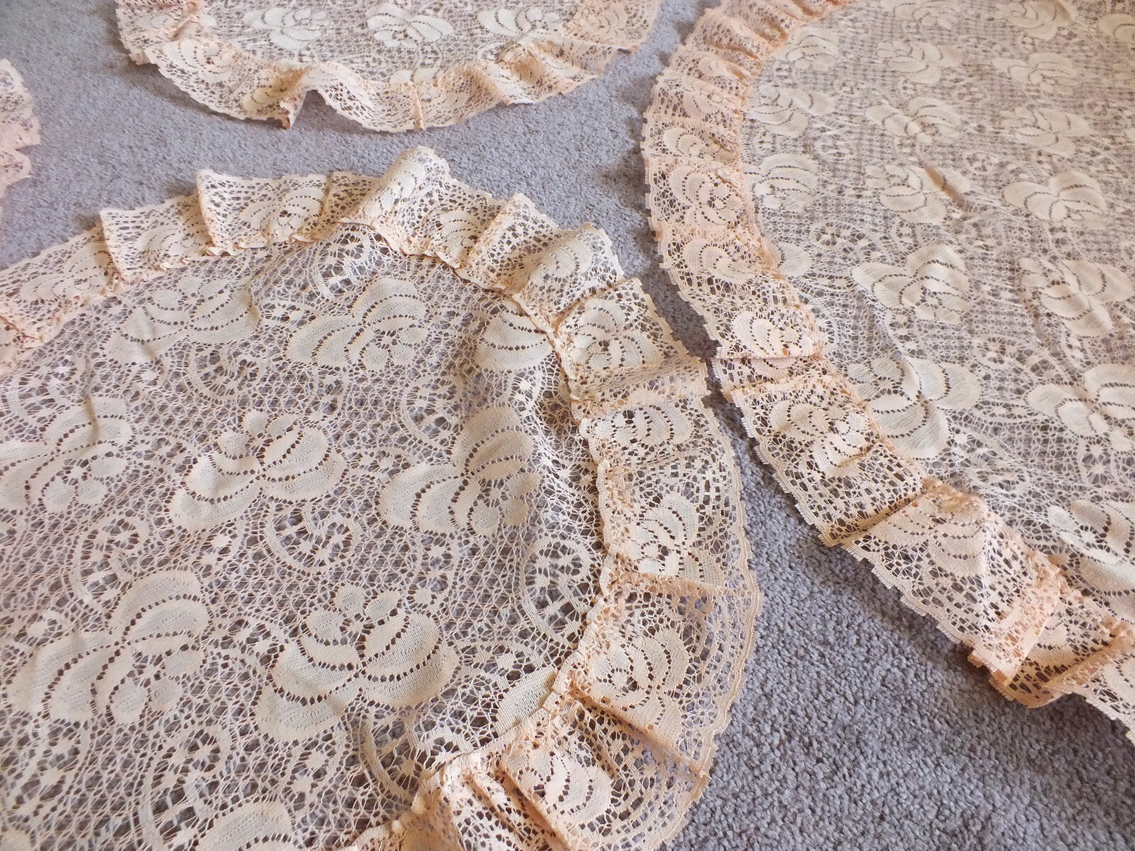 Collectible Beautiful Lace Doily Table Linen Set 4 Peach Ruffled Trim 34" & 17" 