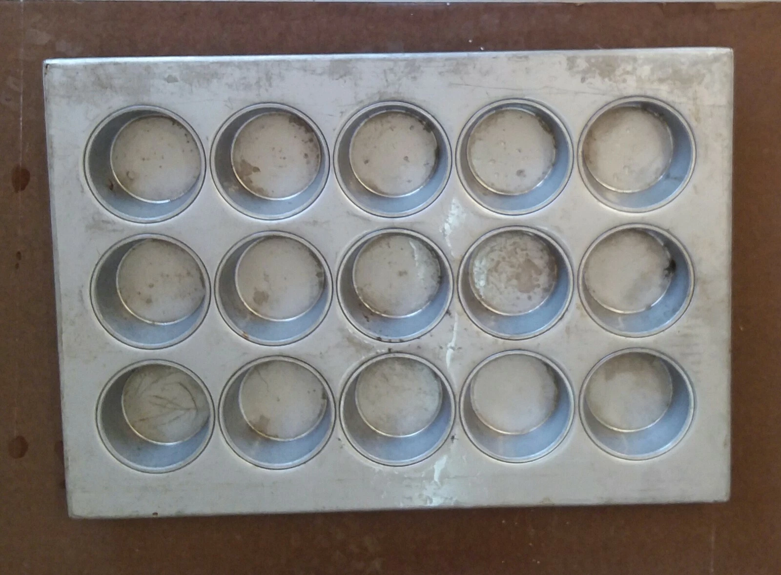 Large commercial cornbread muffin tin. 4",15 unit, seasoned. Aluminized Steel