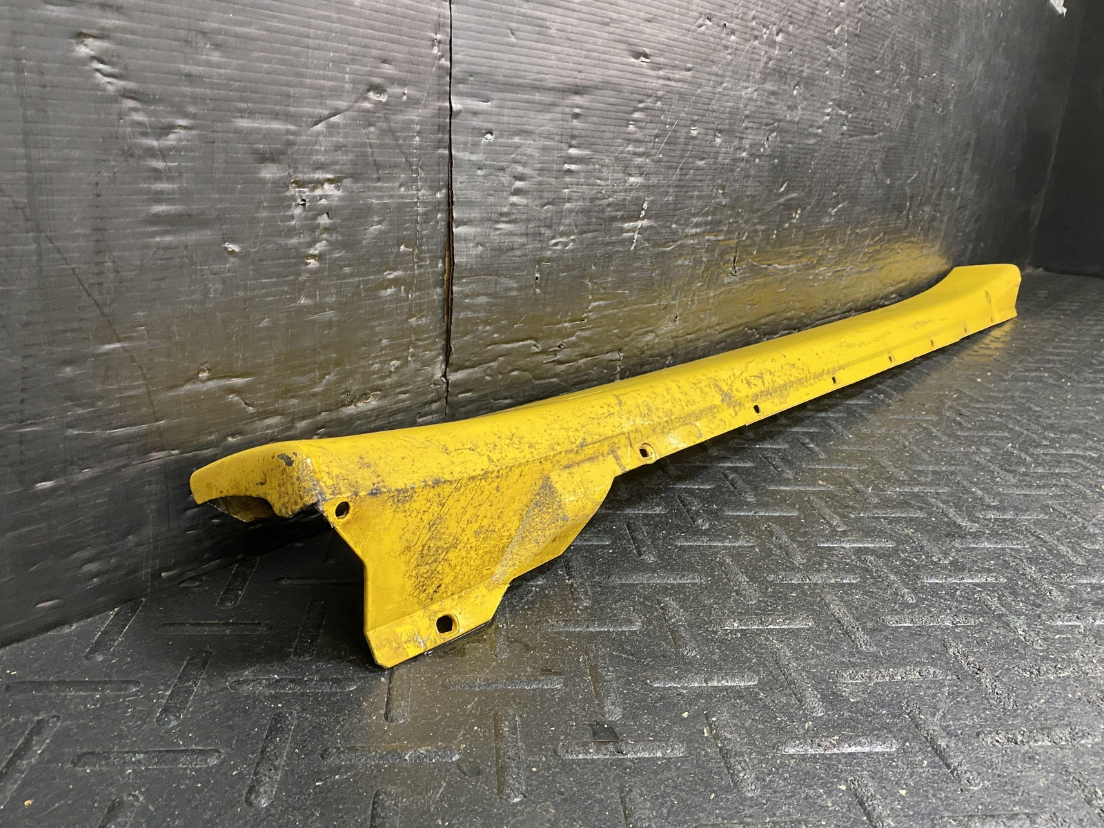 02-06 MASERATI SPYDER DRIVER LEFT ROCKER PANEL TRIM SIDE SKIRT MOULDING YELLOW