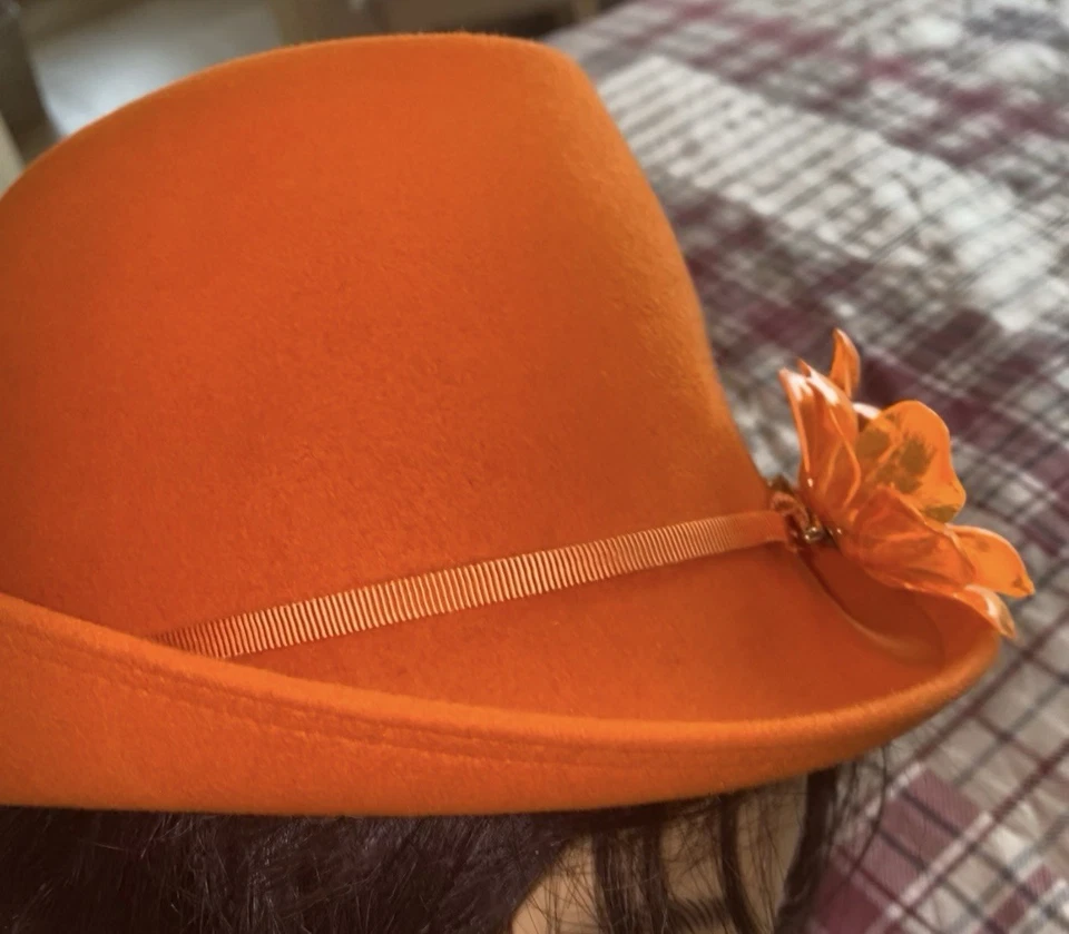 Chapéu coquetel vintage anos 60 Doree Of New York feltro laranja gorgorão flor lucite - Imagem 3 de 4