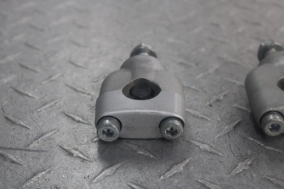 Elevadores de manillar Suzuki GZ250 2004 56211-12FA0 56221-12FA0 Foto 2 de 4