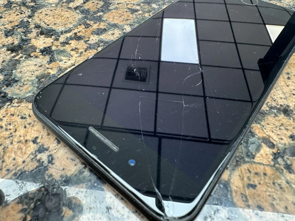 Apple iPhone 7 Plus - 32GB cracked read description - Image 3 of 4