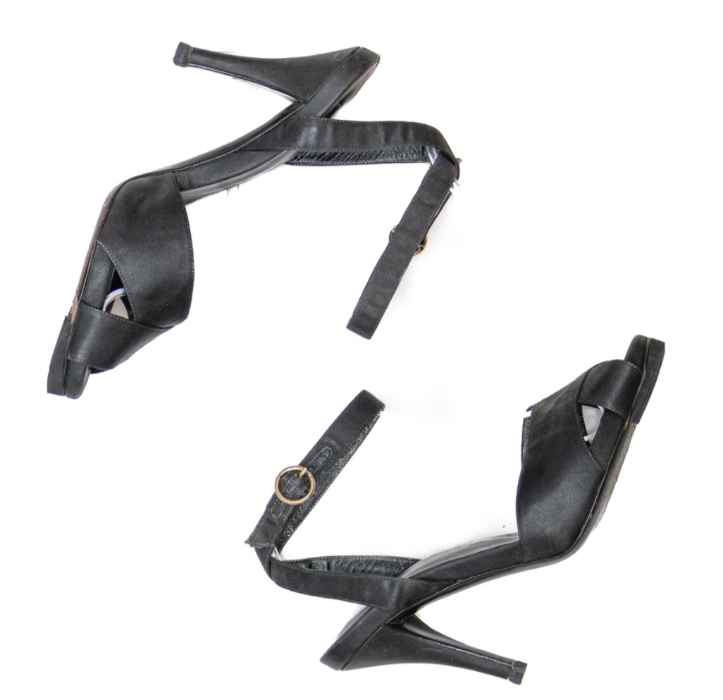 Sandali vintage Yves Saint Laurent neri con cinturino alla caviglia in raso e tacco alto taglia 36 5