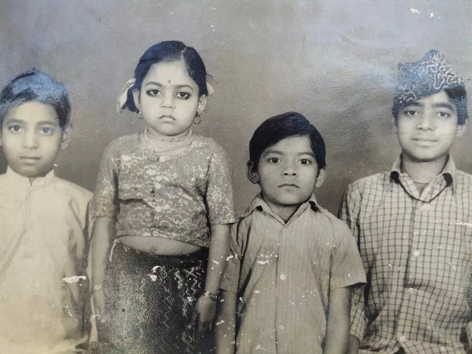 Fotografía antigua rara de colección en blanco y negro de cuatro hermanos marco de cartón Foto 4 de 4