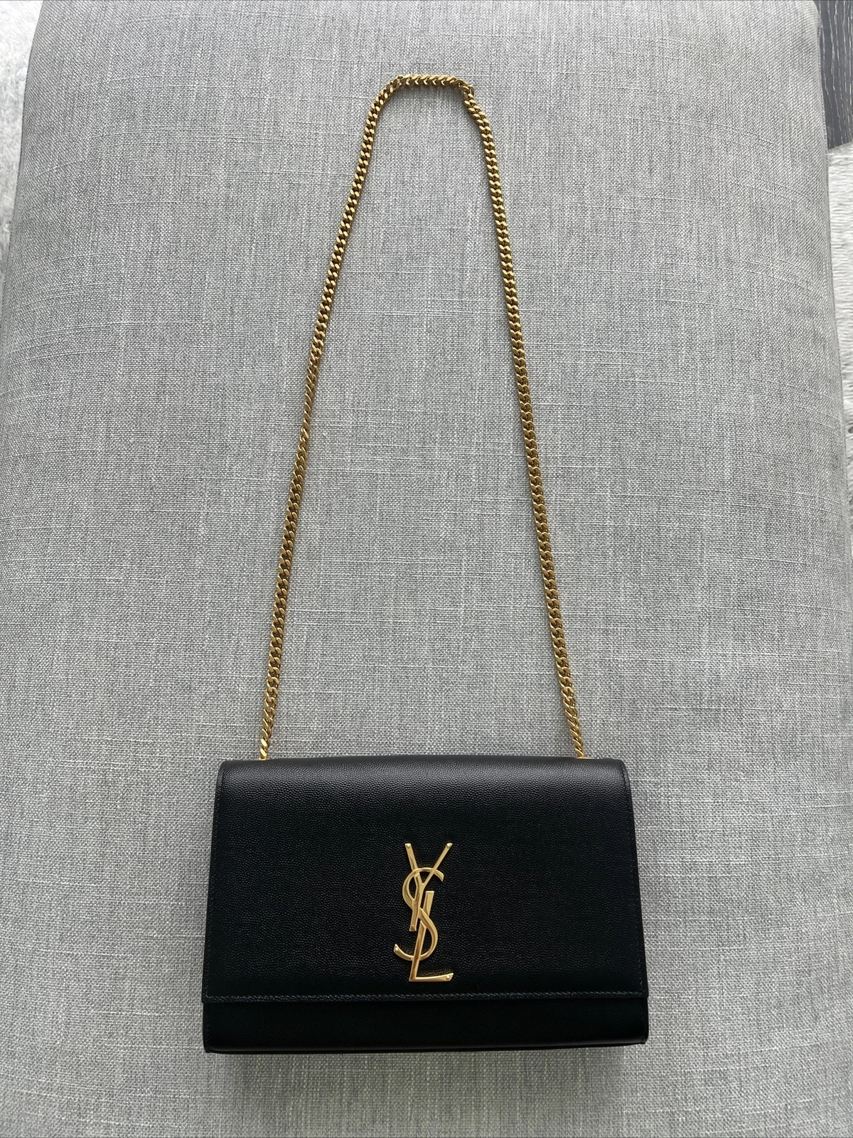SAINT LAURENT (YSL) Borsa a tracolla YSL SAINT LAURENT Kate Medium Grain de Poudre nera con logo oro
