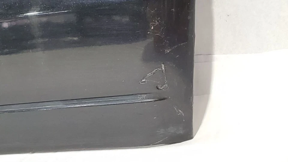 Moldura de porta traseira direita arranhada PN 7L747824736AE FABRICANTE DE EQUIPAMENTO ORIGINAL 2010 Lincoln Navigator - Imagem 4 de 4