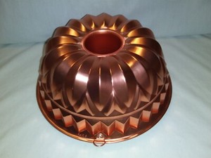 Vintage Gelatin / Jello Mold Copper Toned 9 Cup Bundt Pan Geometric