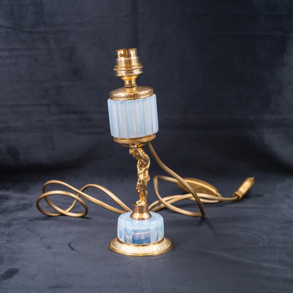 Antigua lámpara francesa acanalada de vidrio opalino blanco bronce querubín 'Boule de Savon' Foto 3 de 4