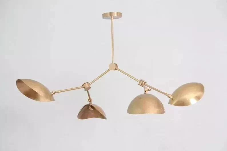 Lámpara de araña Sputnik de latón lineal de mediados de siglo de 4 sombras Foto 3 de 4