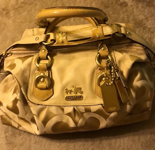 Borsa a mano Coach vintage Ashley indossata delicatamente.