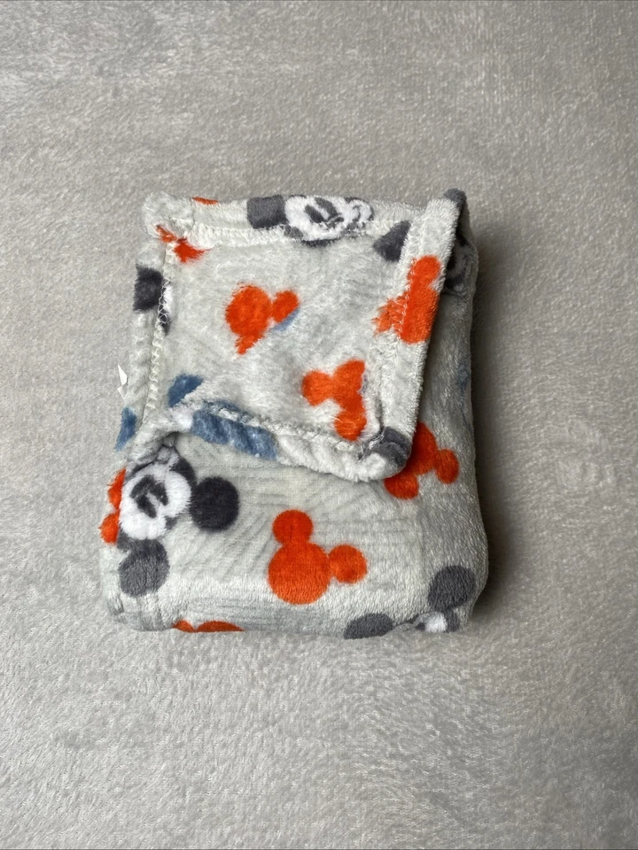 Manta Bebé Disney Cabeza de Mickey Mouse Líneas Gris Rojo Azul Negro Silueta Lovey Foto 2 de 4