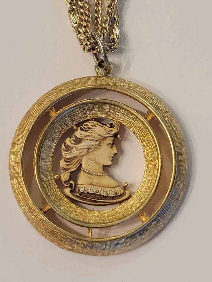 Collar Multi Cadena Acabado Corte Diamante Oro Rodeado Camafeo Grande Mediados de Siglo Foto 3 de 4