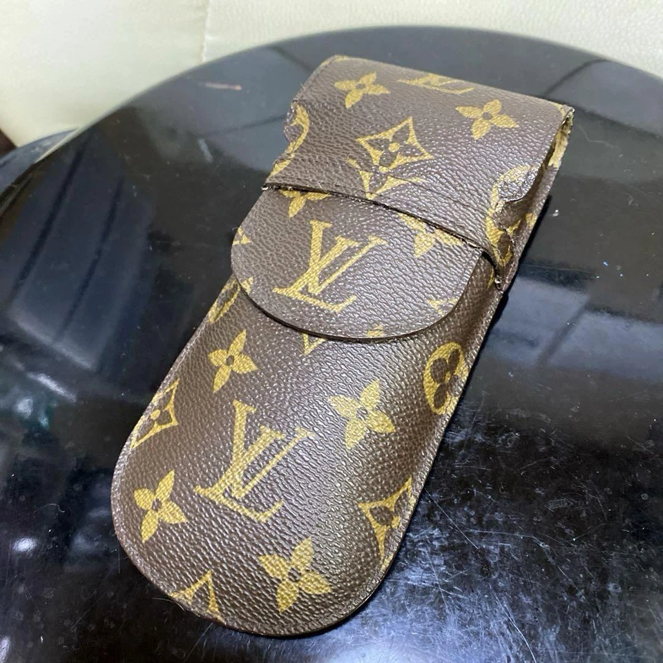 Auténtico estuche con monograma Louis Vuitton para gafas de lunetas Foto 4 de 4