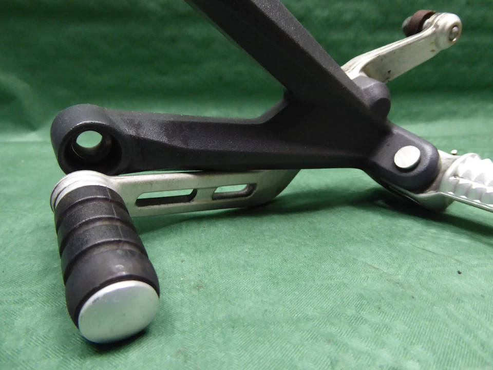 TRIUMPH STREET TRIPLE 765 FOOT REST (int.C0*) FUSSRASTE RASTENHALTER SCHALTHEBEL - Bild 2 von 4