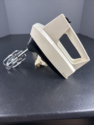 2108A    VTG JC Penney Penncrest Electric Hand Mixer & Beaters White Tested PROP