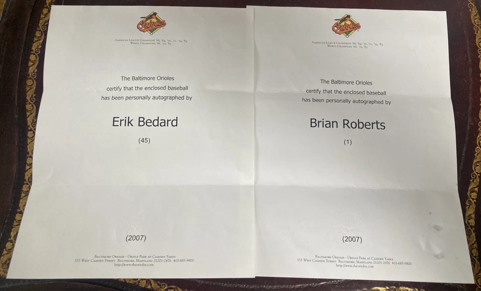 Lot of Two Baltimore Orioles Baseballs signed by Erik Bedard & Brian Roberts - Imagem 2 de 4