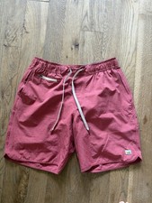 Vuori Banks Shorts Mens Medium 7" Burgundy/Red Drawstring Shorts with Zip Pocket